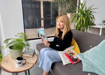 La ganadora del sorteo por la Feria del Libro de miGijón, una «gran lectora» apasionada de Japón