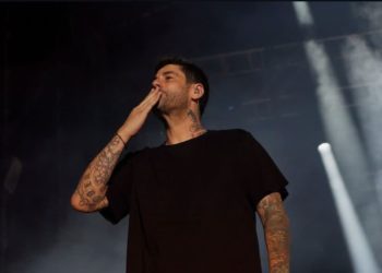 Melendi arrasa en Gijón tras largas colas de espera y  con un mensaje de hermandad entre asturianos