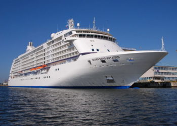 El crucero Seven Seas Voyager hace escala en Gijón