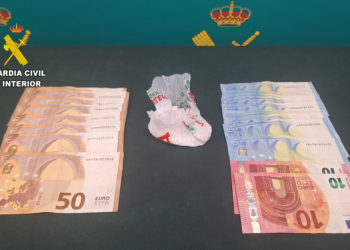 Casi dos mil euros en cocaína en la propia funda de su  ordenador