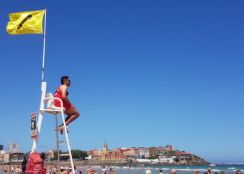 El servicio de socorrismo encara la temporada de baño más larga de Gijón: «El tiempo juega a nuestro favor»