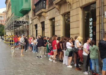 Starbucks triunfa en su inauguración: «Hasta ahora solo lo había en Oviedo, y aquí hacía falta uno»