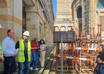 30 años después, la réplica de la Cruz de la Victoria vuelve a La Laboral
