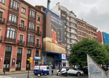 Quejas del PSOE por la lona que publicita una bebida alcohólica en Poniente