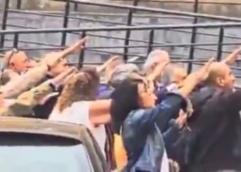 VÍDEO | Baño de críticas al grupo que cantó el ‘Cara al Sol’ en Gijón: «Se nos está quedando una ciudad cojonuda»