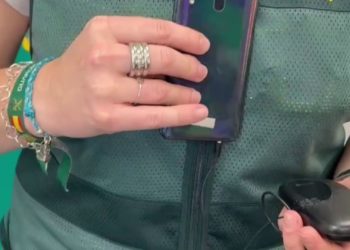 Sorprenden a un veinteañero usando un ‘pinganillo’ durante el examen para obtener el carnet de conducir