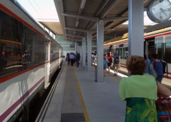 La presión del calor fuerza a RENFE a tomar medidas especiales: más personal, más agua y menos tiempos