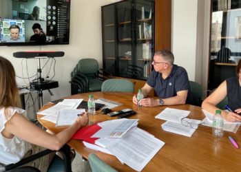 «Iremos a la huelga de hambre si se nos sigue martirizando así», advierten las interinas de FP