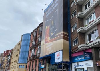 El PSOE exige por tercera vez que se retire la lona publicitaria de bebidas alcohólicas de Poniente