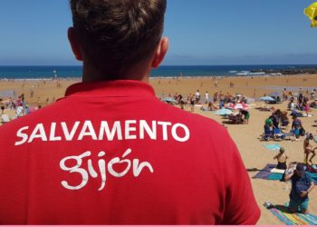 El servicio de socorrismo encara la temporada de baño más larga de Gijón: «El tiempo juega a nuestro favor»