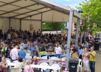 Medio millar de vecinos ponen fin a las fiestas del Polígono con la comida en la calle