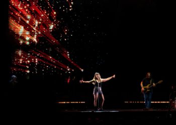 Los ‘himnos’ de Amaral ponen patas arriba el Metrópoli