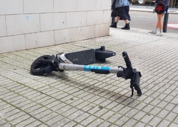 XIXONAES | «¿Problemas para aparcar? No para mí…», o el ‘arte’ de dejar un patinete de alquiler tirado en una esquina