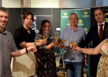 La exposición fotográfica de ‘La Sidra’ abre en Cangas mientras el pueblo se prepara para su Primer Sidre