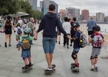 XIXONAES | «¿Me enseñas a ser ‘skater’?»