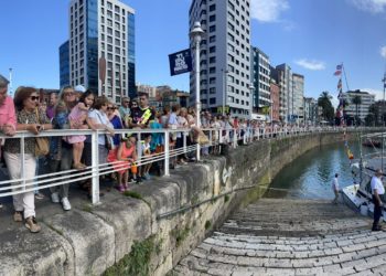 La Virgen del Carmen vuelve a surcar aguas gijonesas medio siglo después