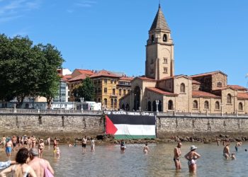 La bandera palestina preside la playa de San Lorenzo
