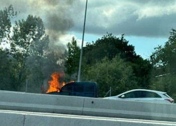 Un aparatosa avería culmina con el incendio de una furgoneta en la A-64
