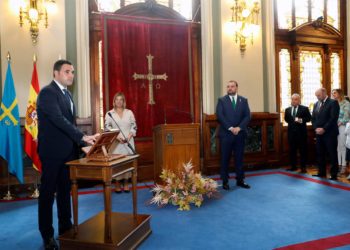 El portavoz del Gobierno asturiano, Guillermo Peláez, inicia su permiso de paternidad tras el nacimiento de su segundo hijo