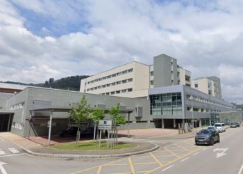 El hombre que circulaba con dos cuchillos en Pola de Lena, trasladado al Hospital Álvarez Buylla