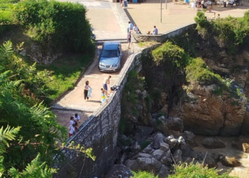 Las imprudencias al volante de turistas, el «clásico del verano» para los vecinos de Llanes
