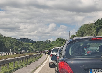 Un herido y retenciones en la «Y» tras el choque entre una furgoneta y un camión cisterna