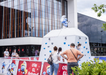 Los Pitufos llegan a Parque Principado para fomentar el deporte en los más pequeños