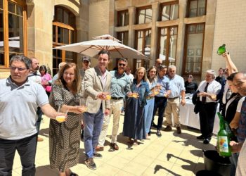 La revista ‘La Sidra’ celebra su 20º aniversario con una donación a la Hemeroteca Municipal de Gijón