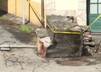 Dimite el edil socialista de Ibias que chocó con su coche contra la casa y otro vehículo de miembros del PP