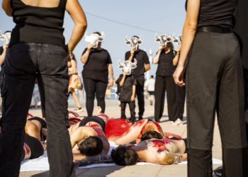 Sangre y máscaras de toro tiñen de rojo los jardines del Náutico para protestar contra la Feria de Begoña