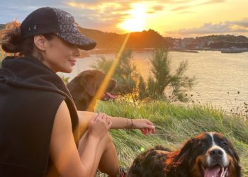 Las vacaciones más asturianas de Lara Álvarez: sidra, atardeceres y una visita a su playa de la infancia