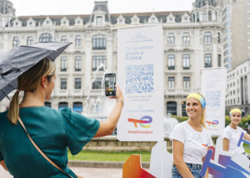 TotalEnergies promociona su pabellón en FIDMA ofreciendo entradas gratis por las calles de Gijón, Oviedo, Avilés y Mieres
