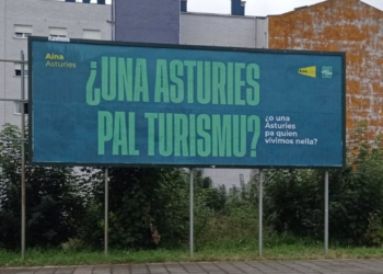 Polémica valla publicitaria en Villaviciosa contra el turismo: «¿Asturies pal turismu? ¿O pa quien vivimos nella?»