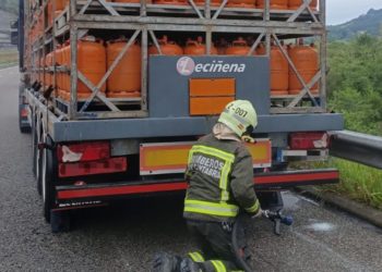 Arden los frenos de un camión cargado con bombonas de butano a la altura de Ribadeo