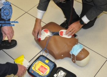 Cuando el desfibrilador es la llave de la vida: salvan de la muerte a una mujer de 56 años en Oviedo