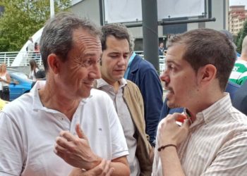 «Me parece desproporcionado», opina Zapico sobre la denuncia por las pegatinas de Izquierda Unida Mocedá