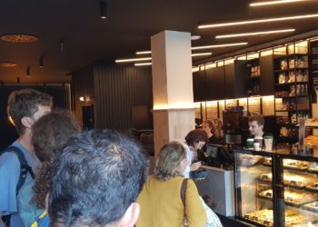 El discreto desembarco de Manolo Bakes en Gijón: «Está muy rico, pero me quedo con lo de toda la vida»