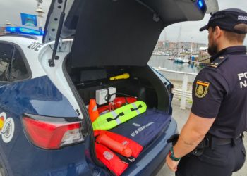 La Policía Nacional rescata a una joven que se arrojó a las aguas del Puerto Deportivo de Gijón