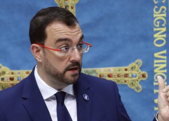 Barbón matiza a Llamedo sobre la tasa local al turismo: «En la inmensa mayoría de Asturias no hay problemas»