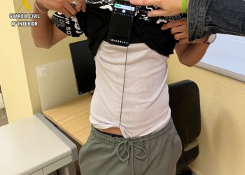 Pillado ‘in fraganti’ copiando con pinganillo en el teórico de conducir en Gijón