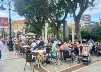 Un Paseo Gastro «a tope» que deja «sin comida» a los locales: «No esperábamos tanta gente»