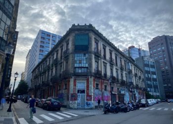 En marcha la licencia para derribar el edificio El Jazmín tras un desplome en el tejado