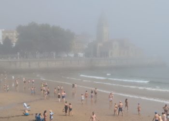 Las carabelas portuguesas y la niebla frustran a los bañistas gijoneses en una jornada asfixiante