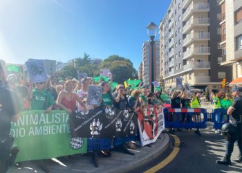 Tensa protesta contra los toros de Begoña que se salda con insultos y encontronazos: «Esta plaza la vamos a cerrar”