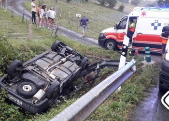 Cinco heridos en un accidente en Nava tras salirse de la vía el vehículo en el que circulaban