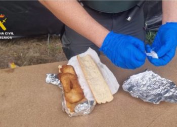 Pillado tratando de introducir droga en el Xiringüelu escondida en un bocadillo de pollo