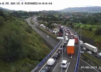 Colas kilométricas en la A-64 y la A-8 tras el vuelco de un camión