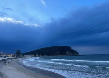 La playa de Santa María reabre al baño, tras comprobar la ausencia de medusas y la calidad del baño
