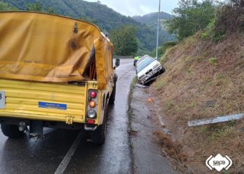 Dos vehículos se salen de la carretera en Salas y Grado sin lamentar heridos