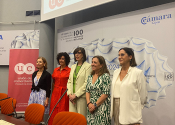 La Unión de Comerciantes reconoce a sus negocios gijoneses con más solera: «Dais identidad a la ciudad»